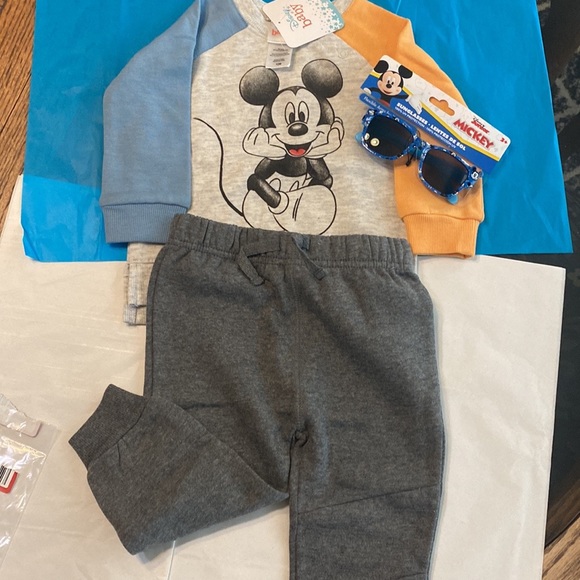 NEW! 3pc Disney Boys Bundle Set. Mickey Mouse Sweat Shirt, Pants & Sunglasses - Picture 3 of 6